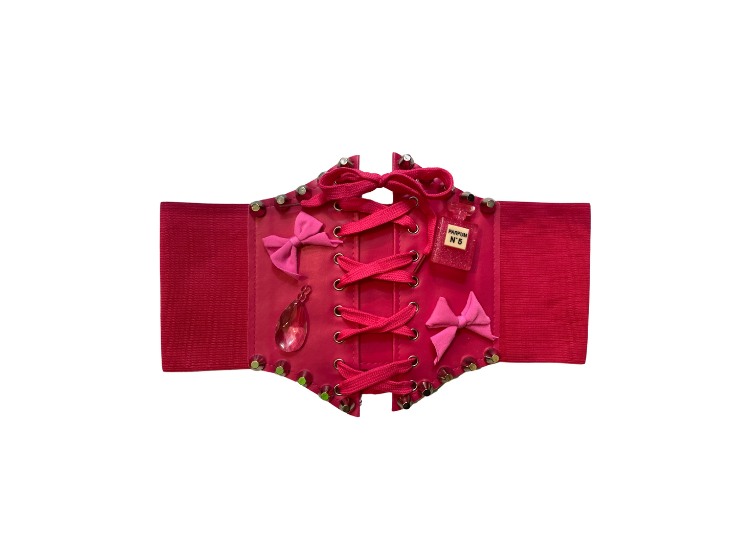 Roze korset riem met strikjes, spikes, parfumflesje en diamant.