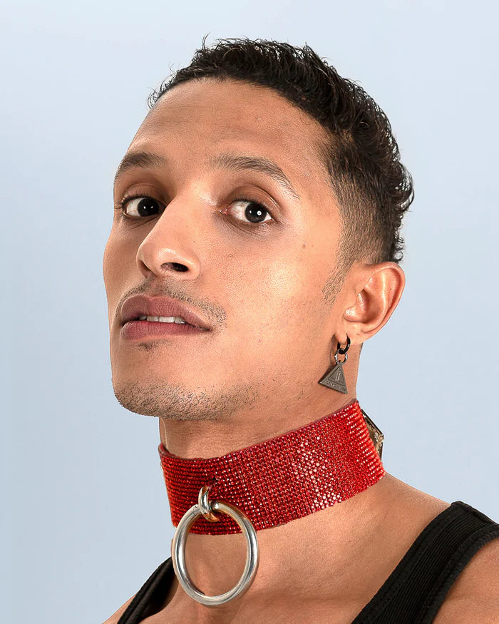 man met rode kristallen choker en ring