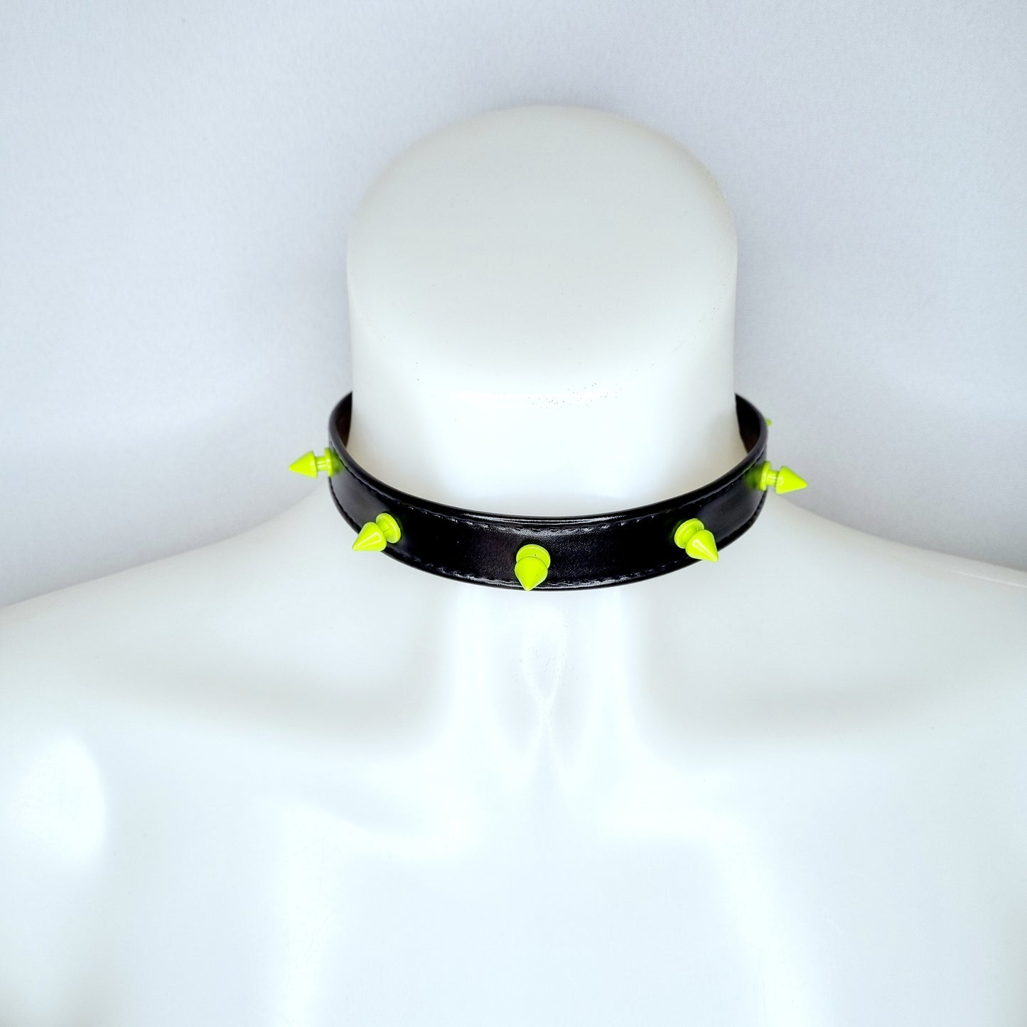 Jane Nevermore - Spike choker - Neon groen