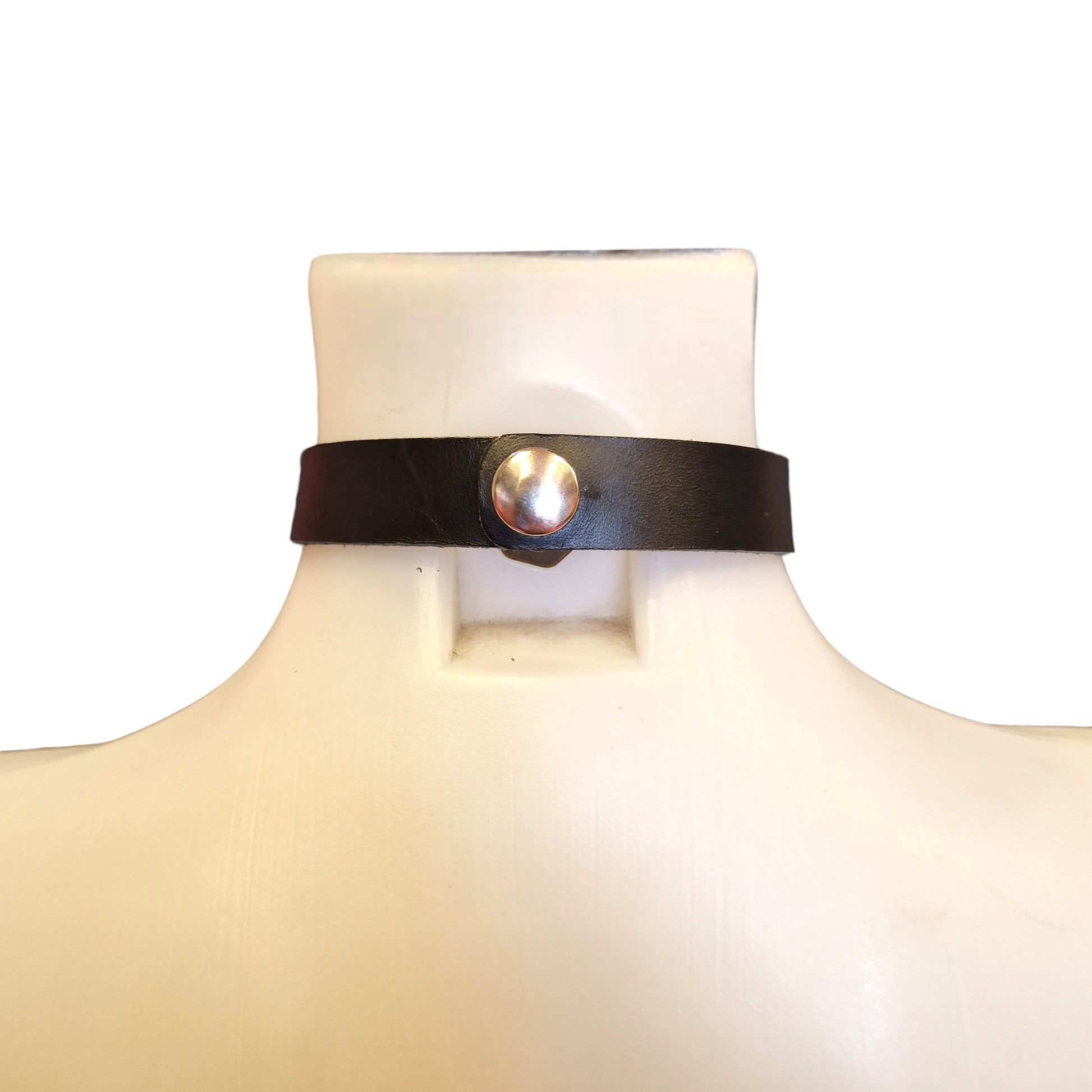 achterkant zwarte leren choker met gouden ring, ravewear