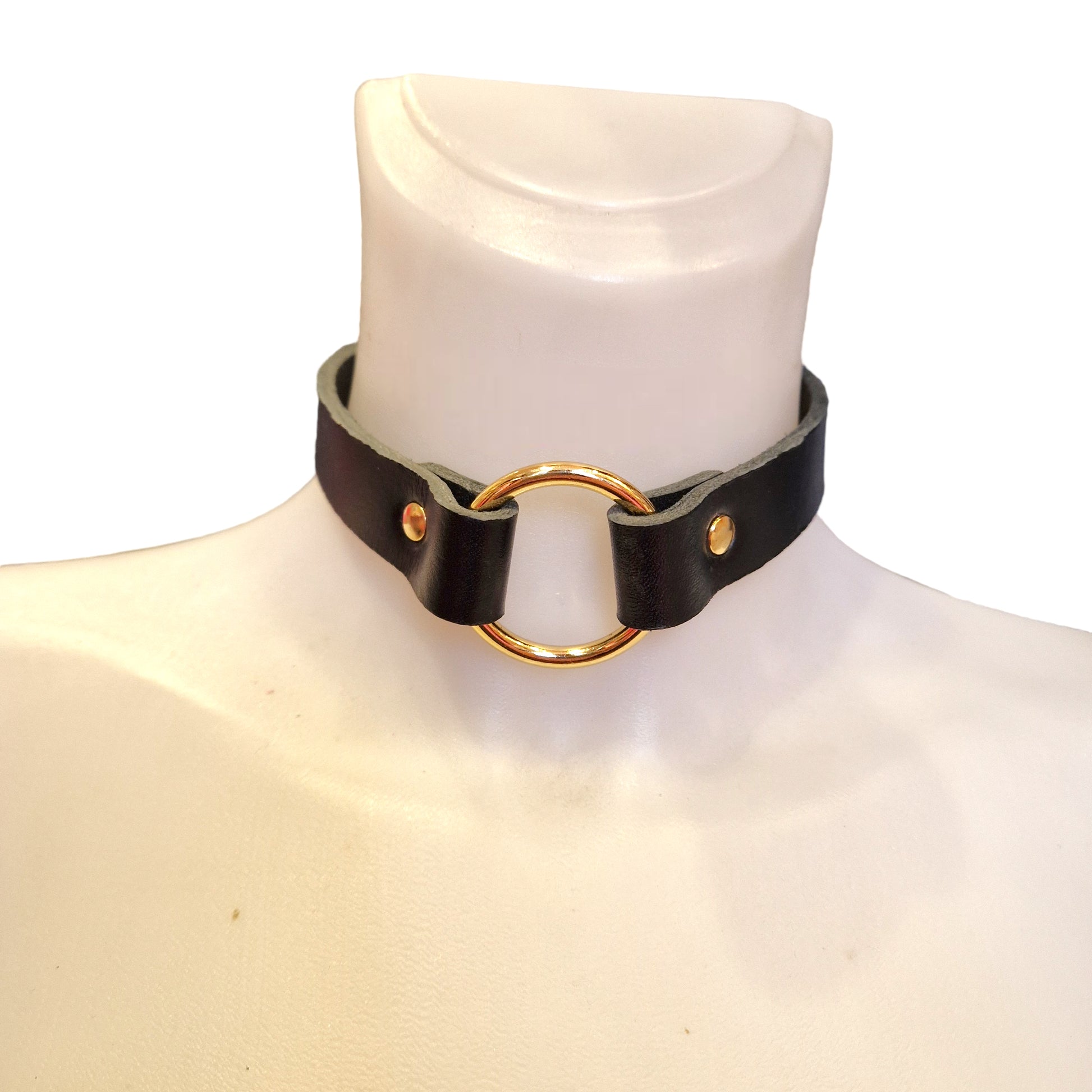zwarte leren choker met gouden ring, ravewear