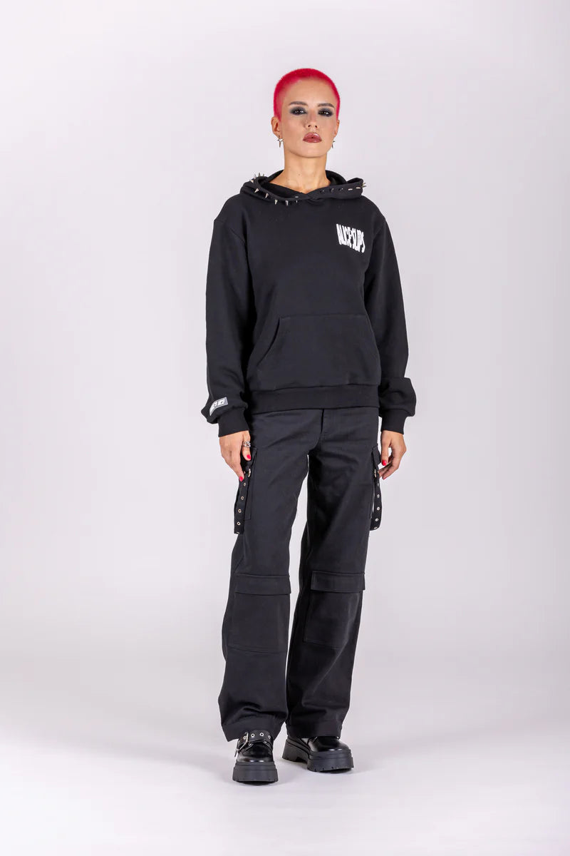 persoon met zwarte cargo broek