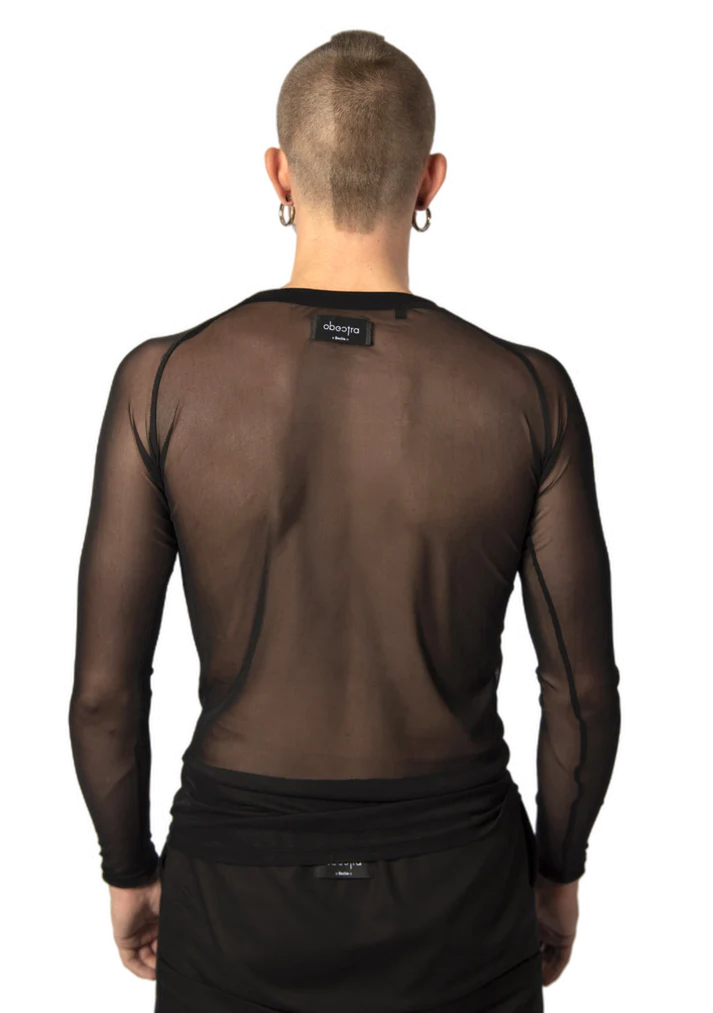 achterkant man met mesh longsleeve van obectra, techno outfit