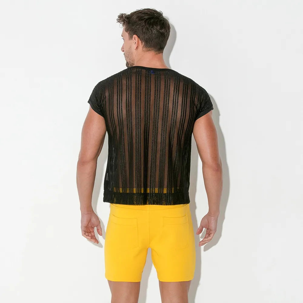 achterkant van een man met zwart mesh shirt, rave kleding
