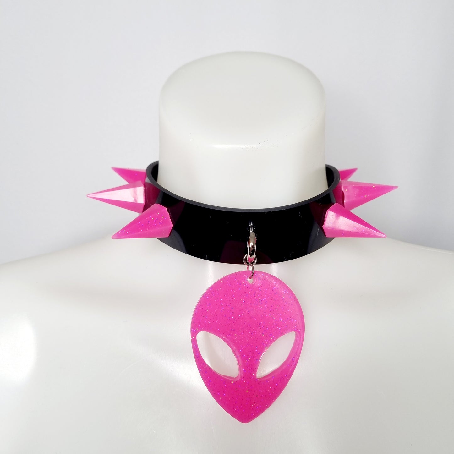 zwarte siliconen choker met roze spikes en roze glitter alien hoofd