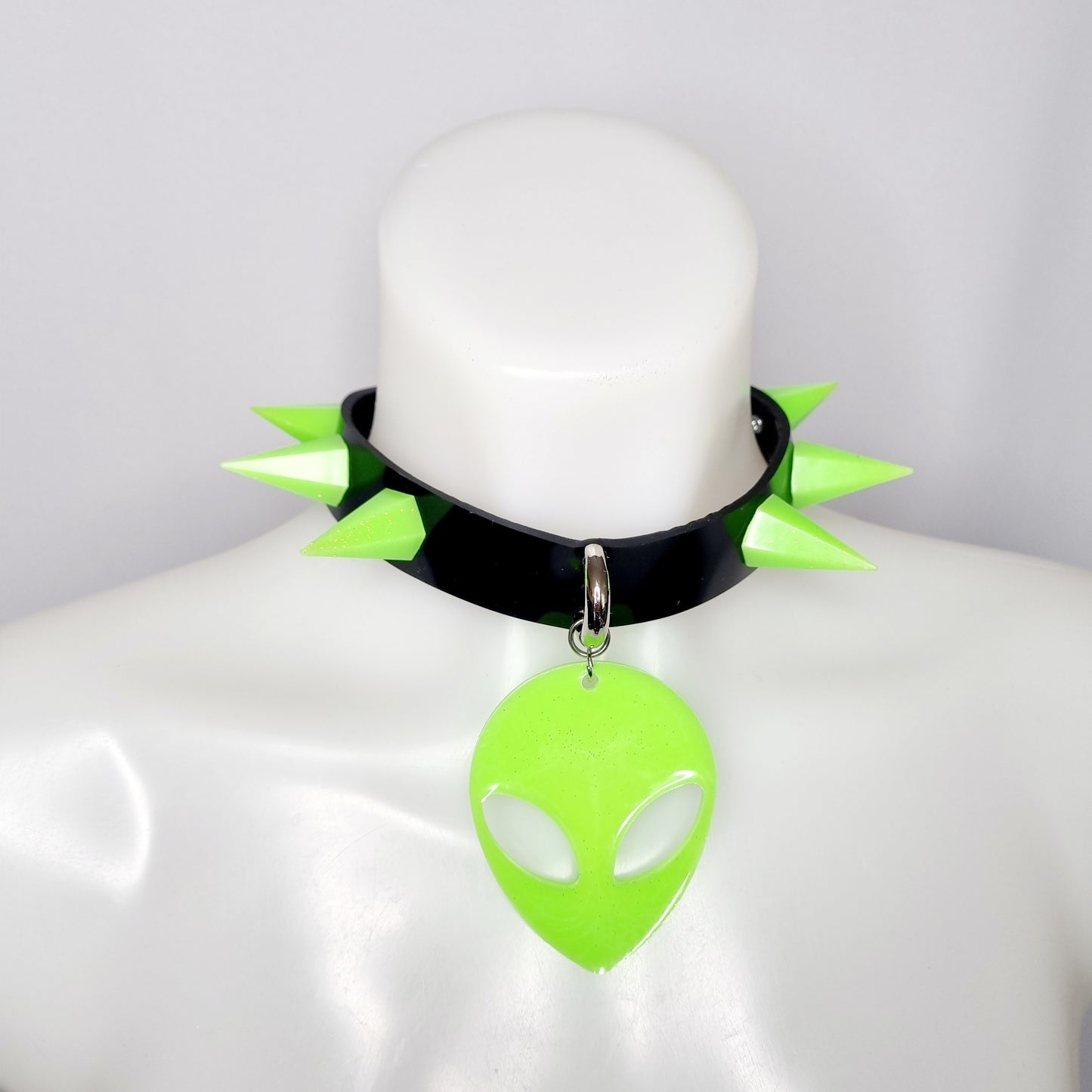 zwarte siliconen choker met groene spikes en groen alien hoofd