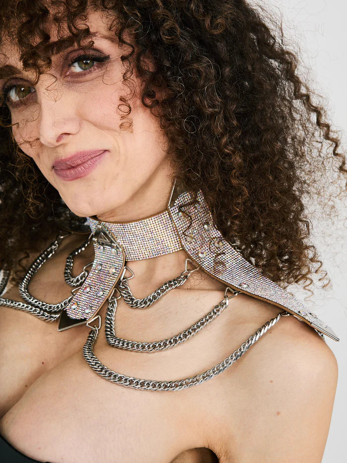 zijkant van vrouw met kristallen angel collier