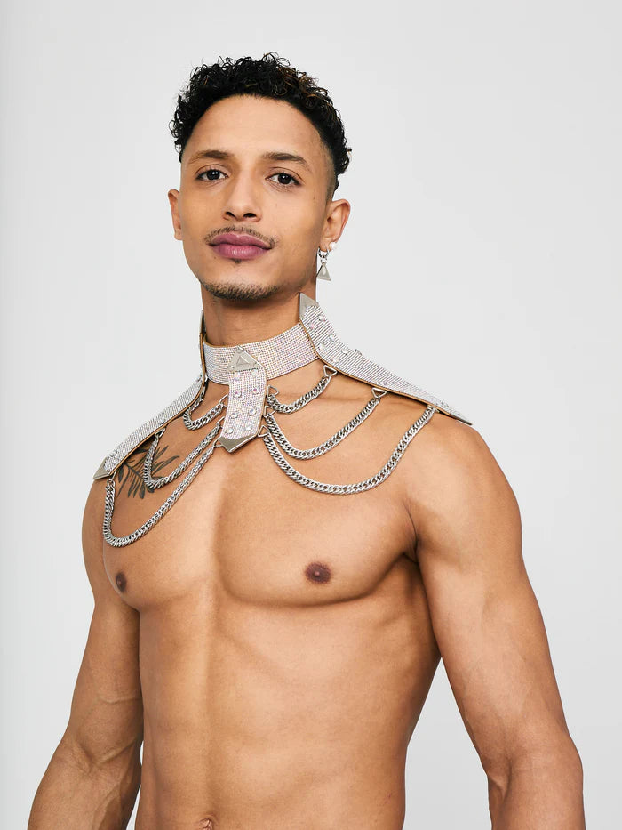 man met rhinestone body harnas