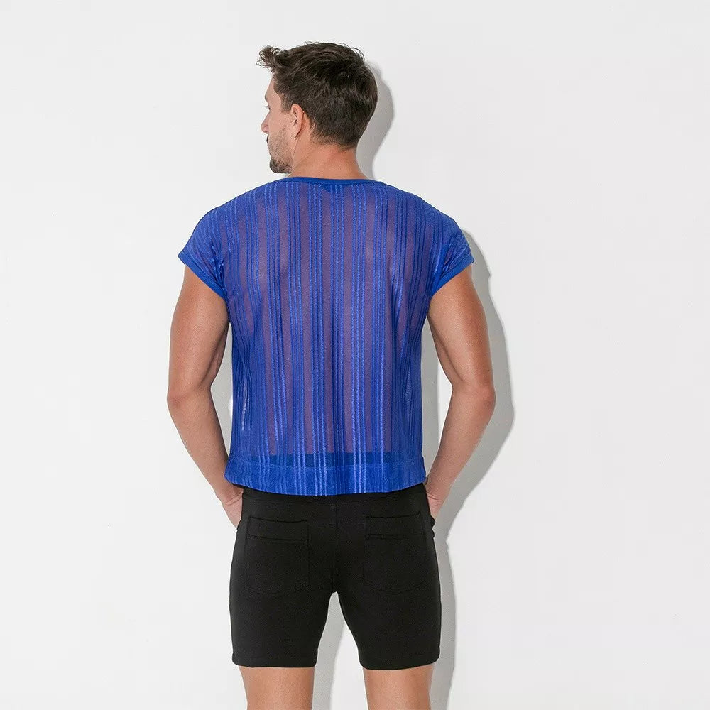 man met blauw mesh gestreept shirt achterkant, rave kleding