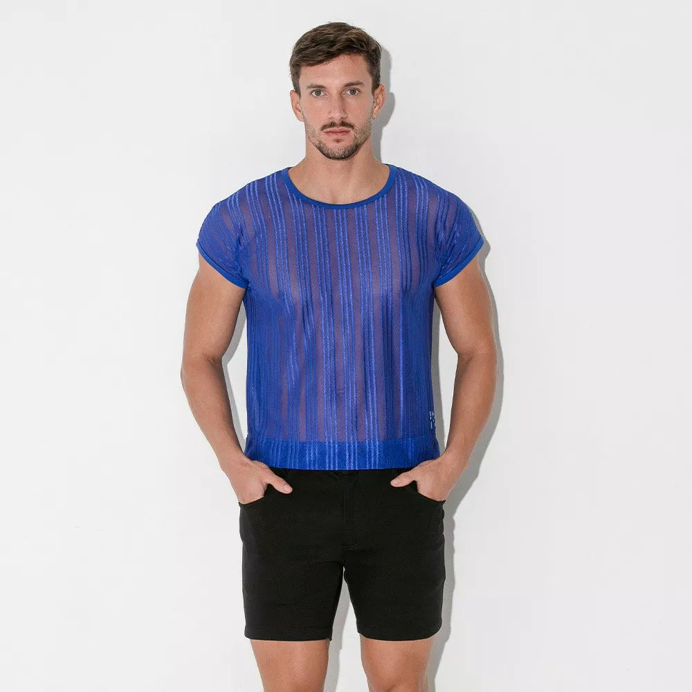 man met blauw gestreept mesh shirt, rave kleding