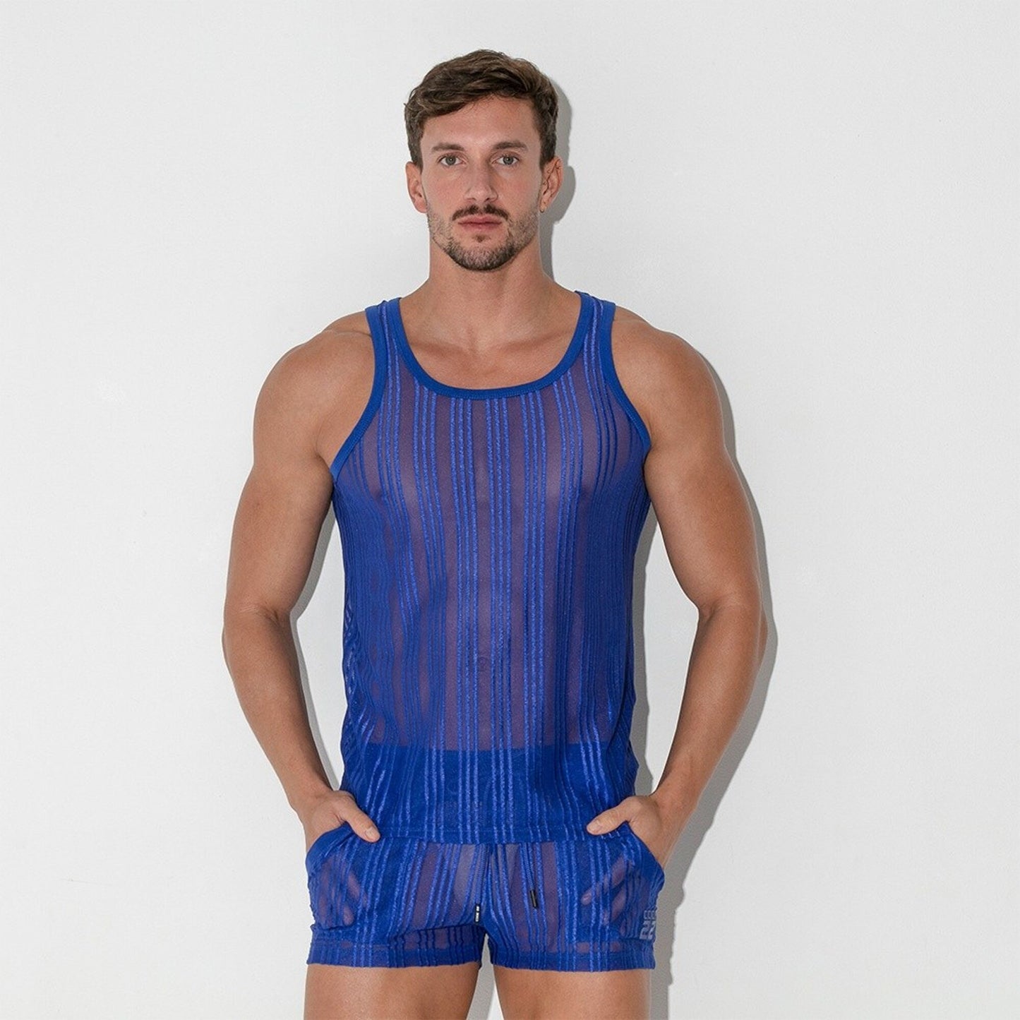 man met blauwe mesh pinstripe tank top