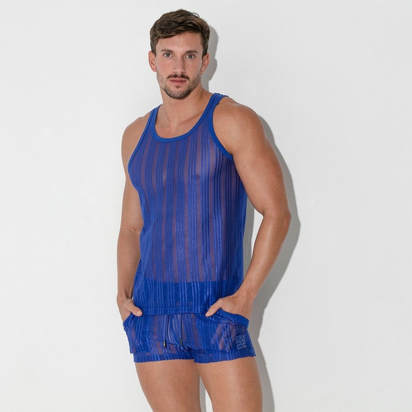 man met blauw gestreepte mesh tank top, ravewear