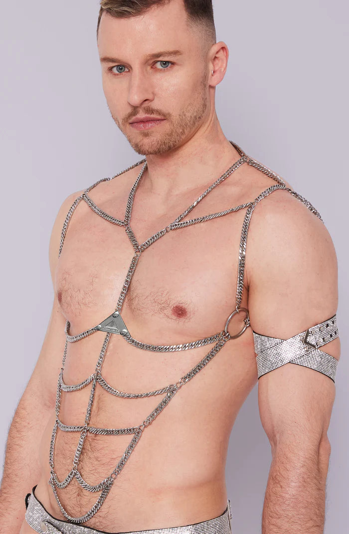 man met zilveren body chain harnas aan