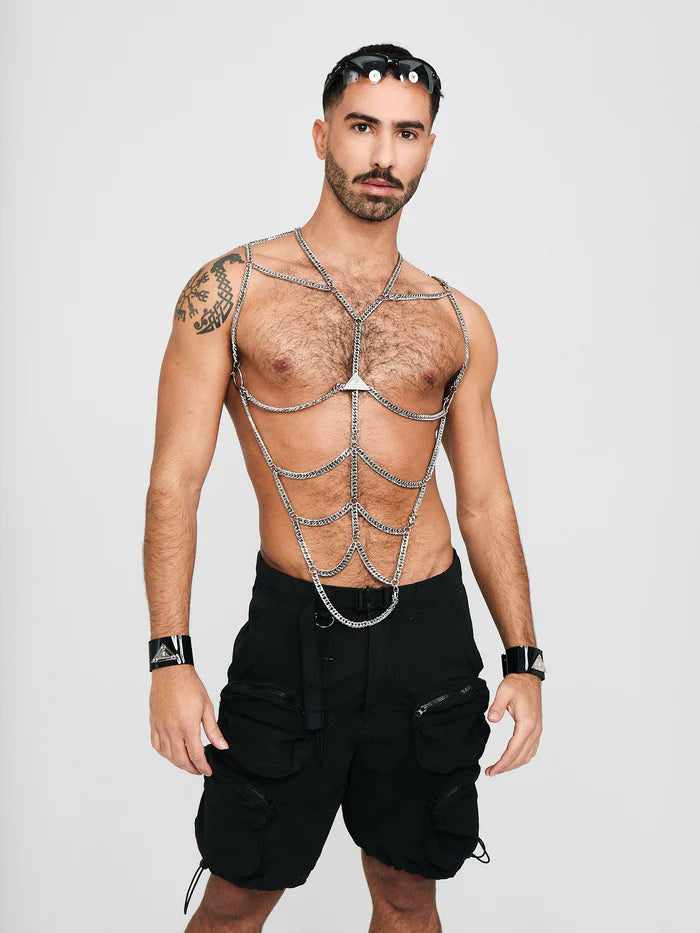 man met body chain harnas aan in zilver