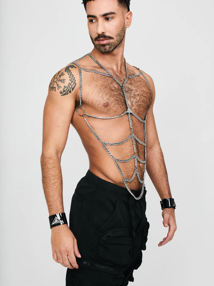 zijkant van man met zilveren body chain harnas aan