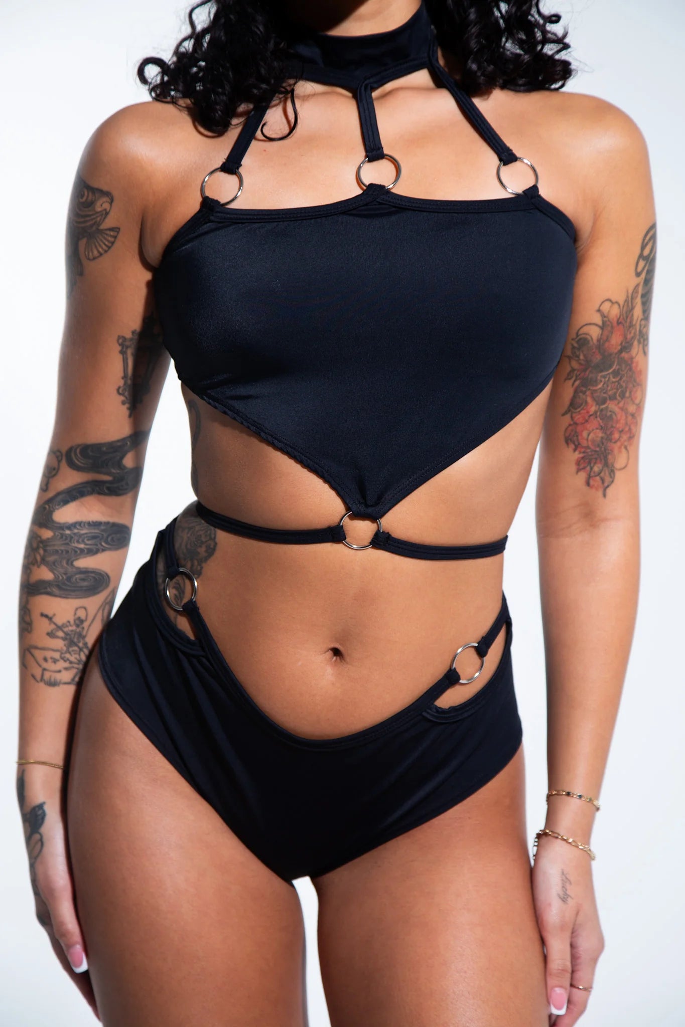 close up van zwarte rave top met ringen
