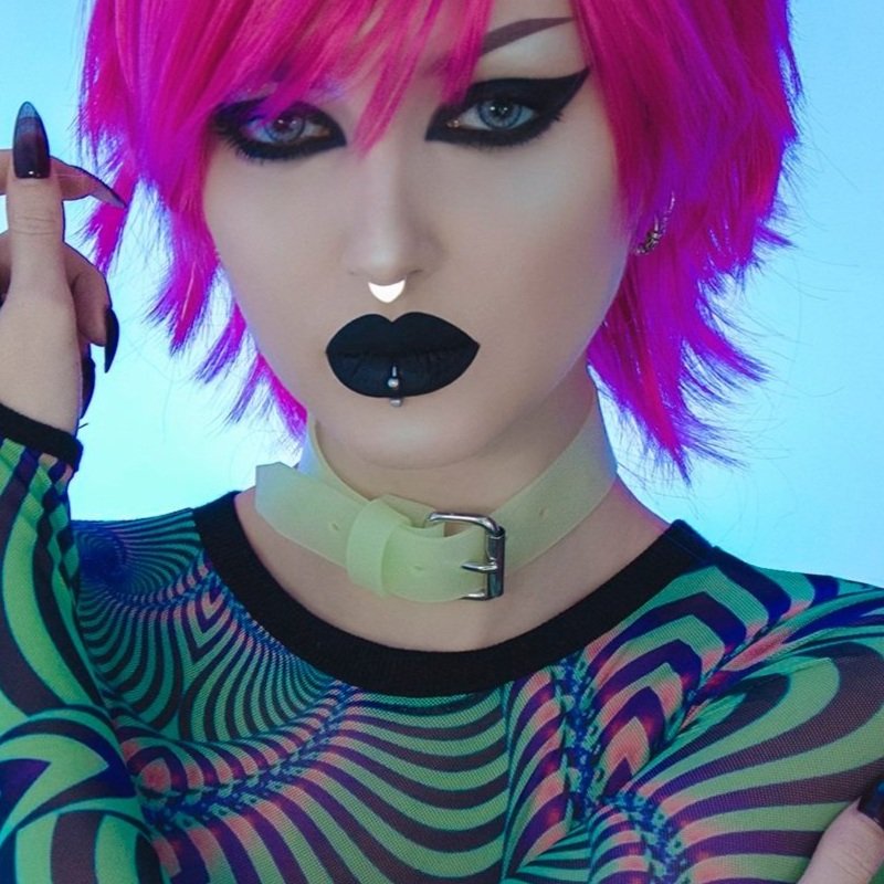 meisje met lichtgroene choker van lui trash, rave outfit