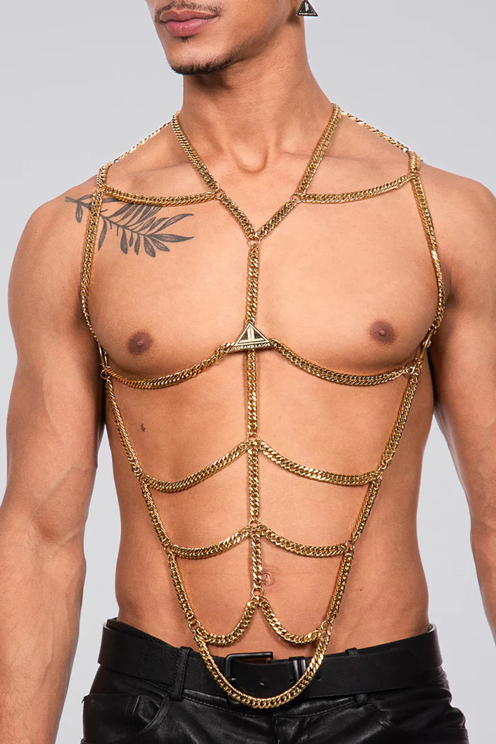 man met vergulde bodychain
