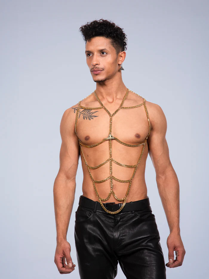 man met goldplated bodychain en ontbloot bovenlijf