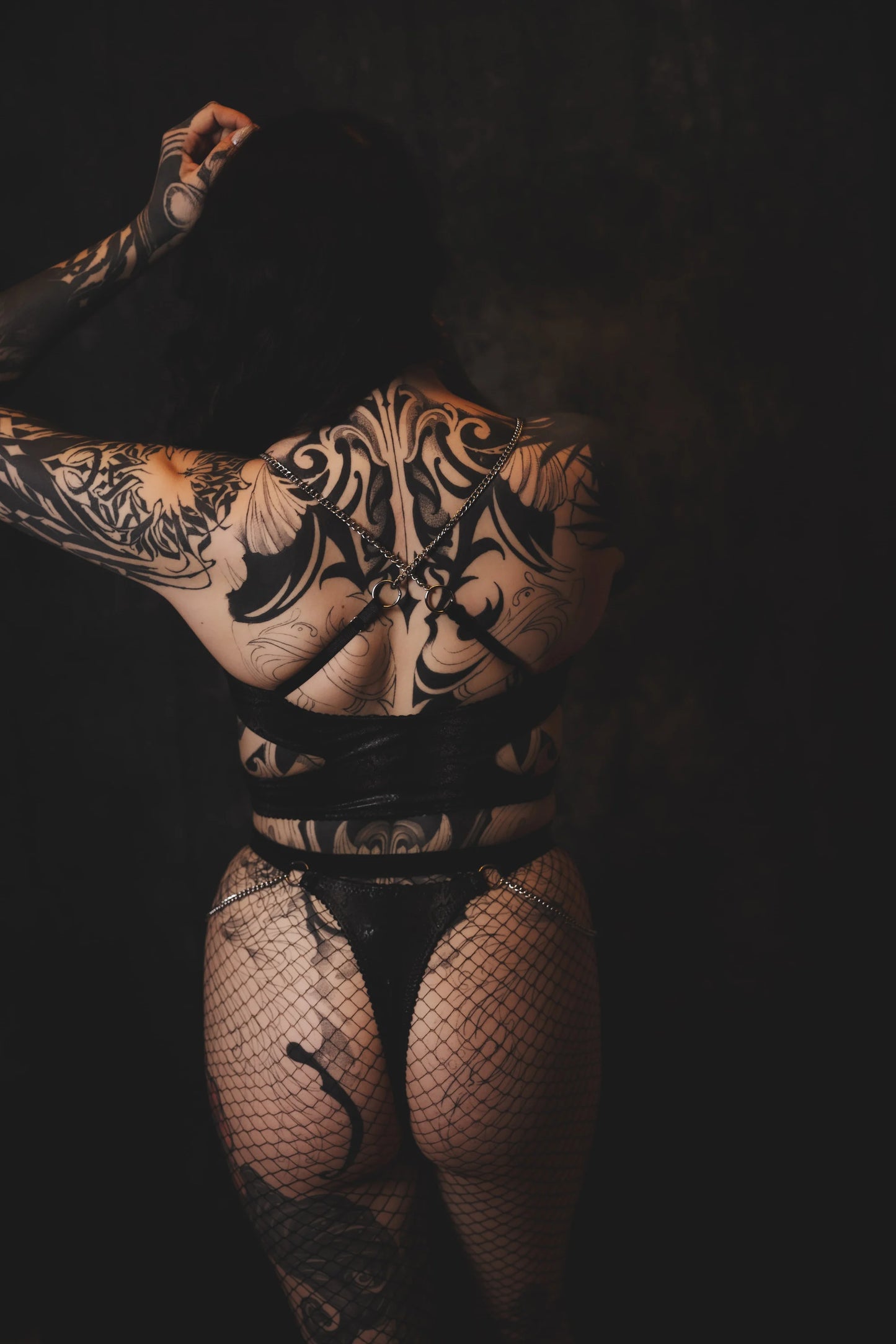 Kat Maunz - Slangenprint string met kettingen - Zwart