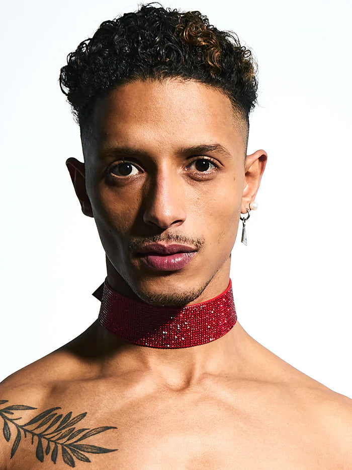 man met rode kristallen choker