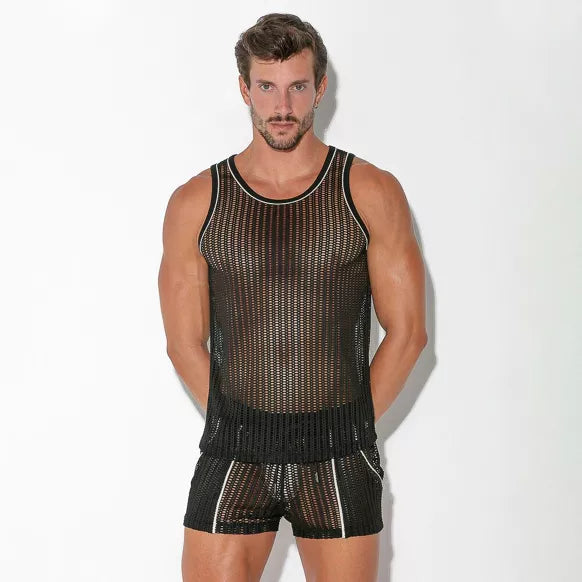 man met zwart gehaakt fishnet broekje, techno outfit