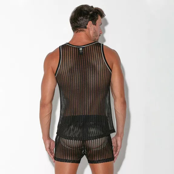 achterkant van man met gehaakt fishnet shorts, techno outfit