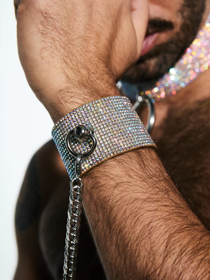 man die zijn kristallen bezette armband laat zien