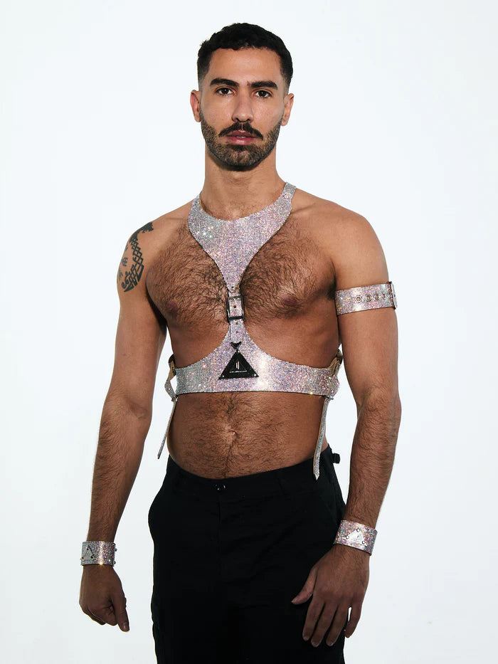 man met kristallen harnas en biceps band