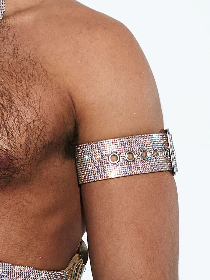 close up van kristallen biceps band