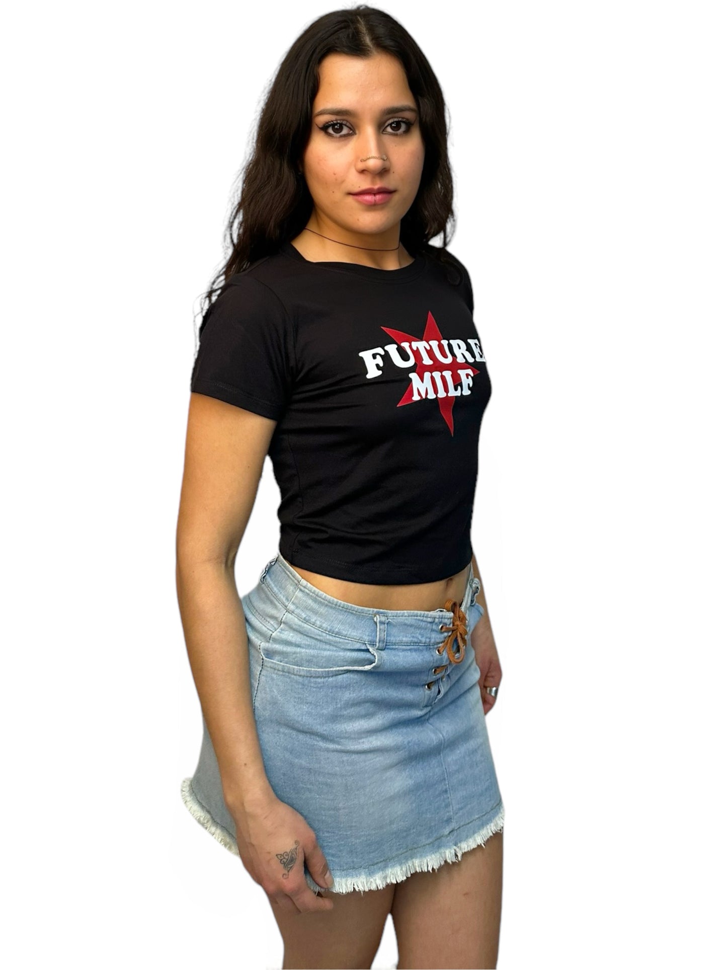 zijkant van meisje met future milf crop top