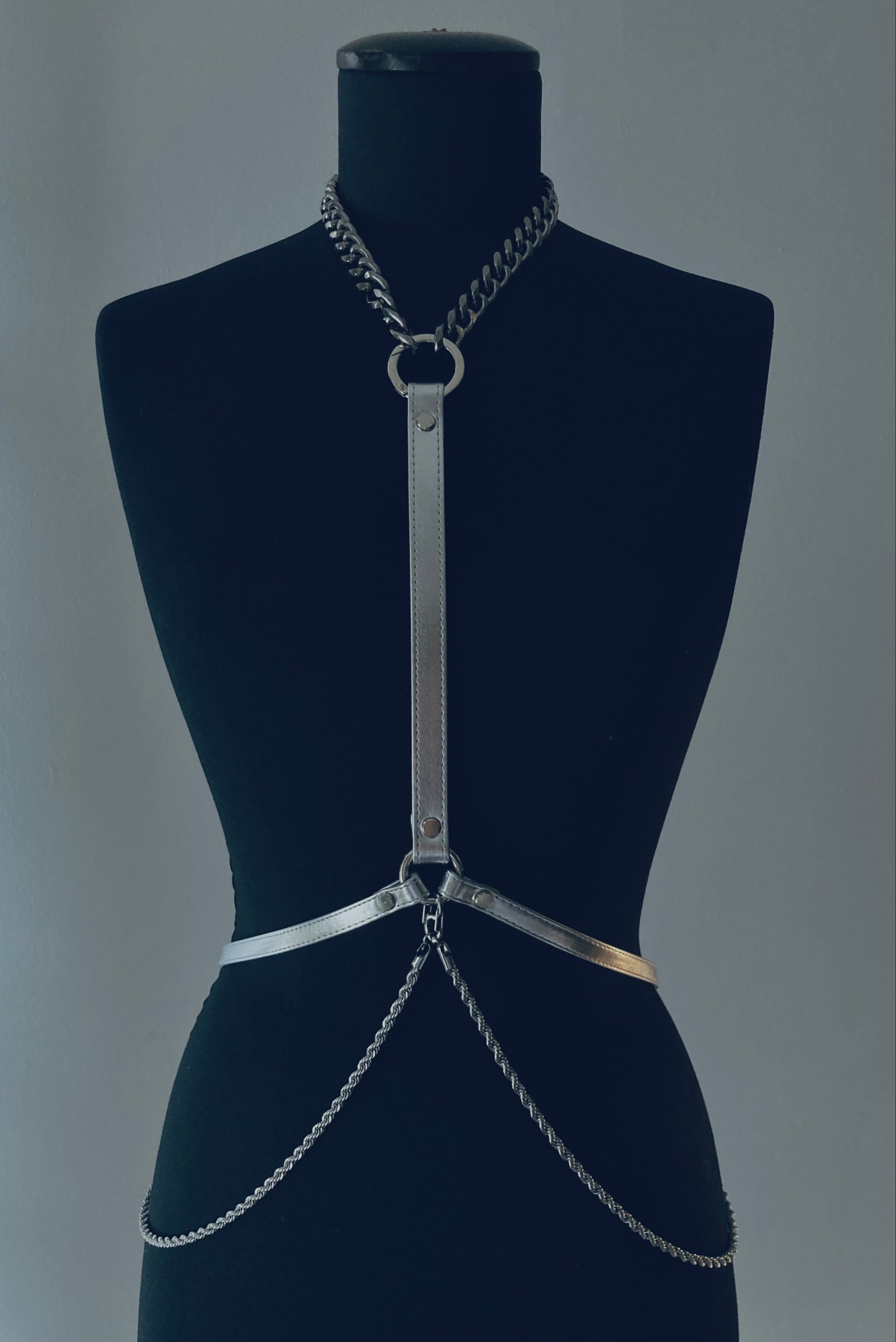 zilveren vegan leren harnas met ketting