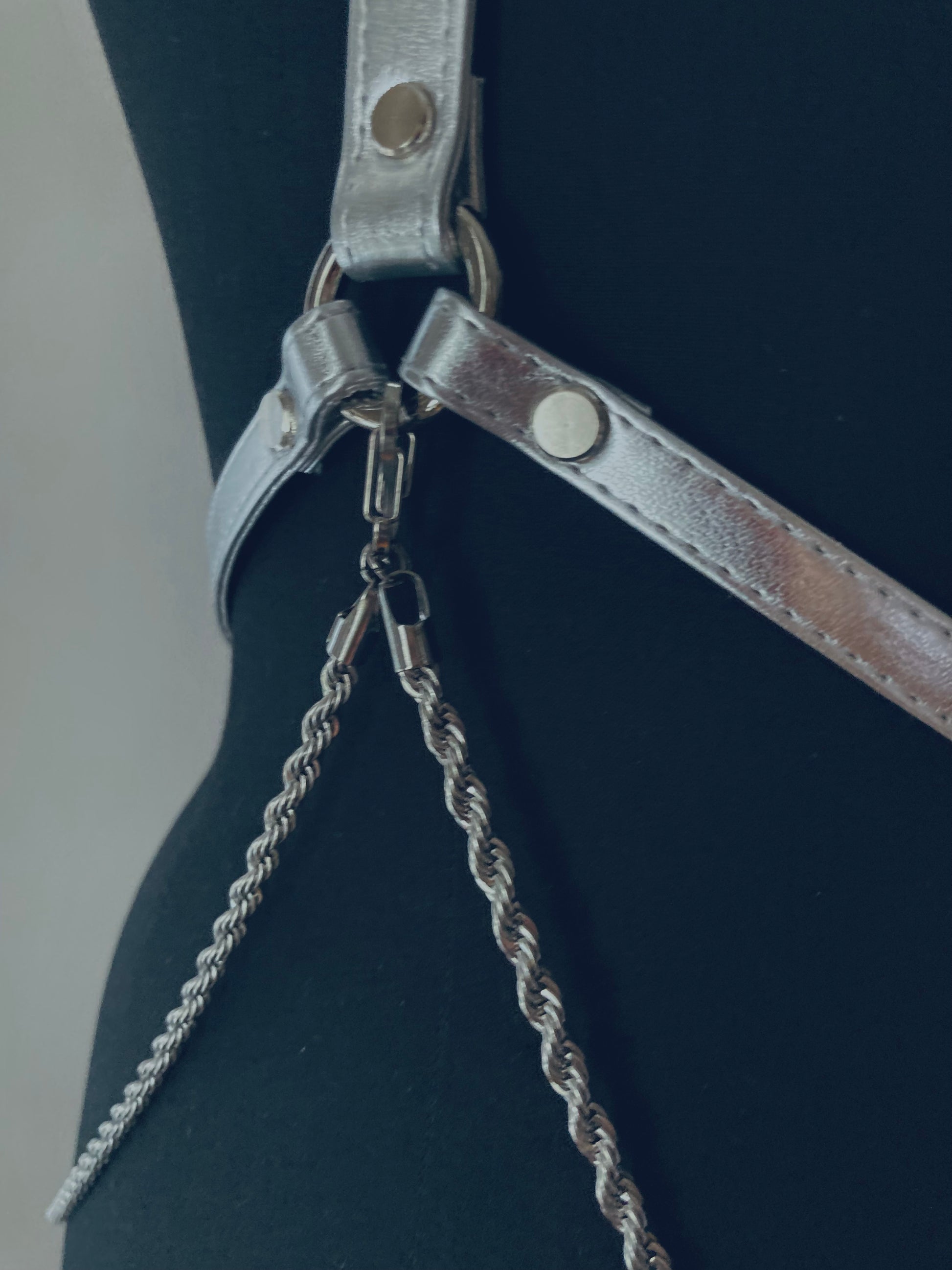 zilveren vegan leren harnas met ketting