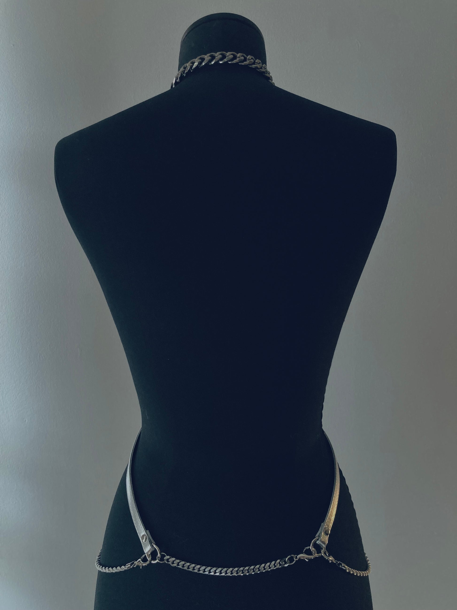 zilveren vegan leren harnas met ketting