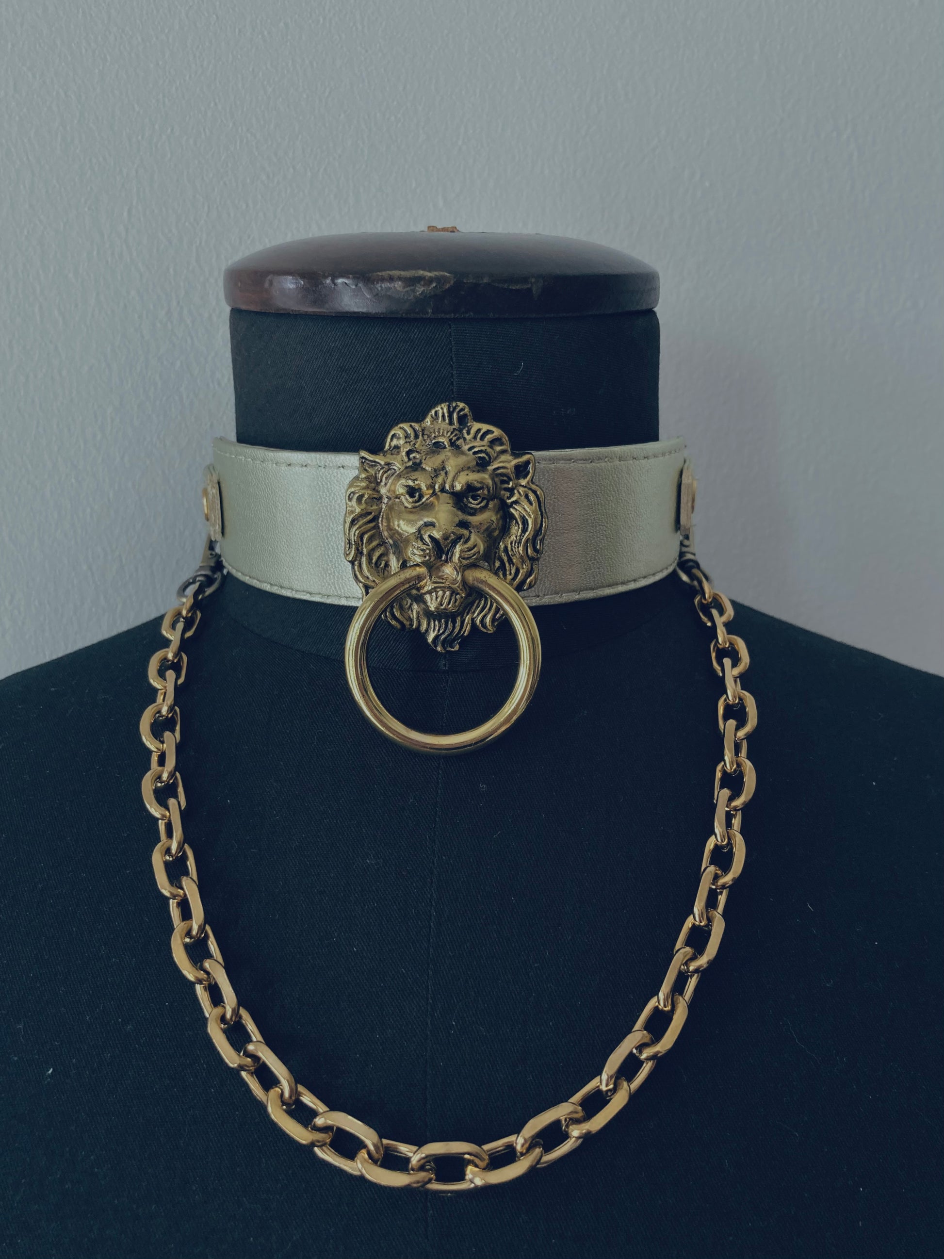 gouden choker met gouden leeuwenkop en gouden chain