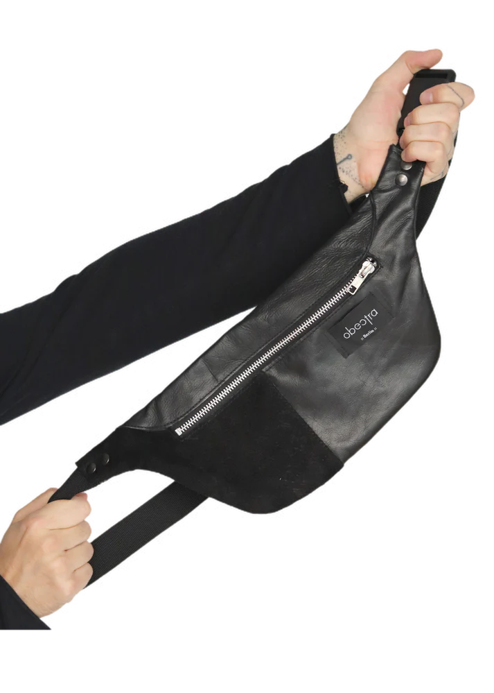 zwarte leren heuptas van obectra, techno outfit