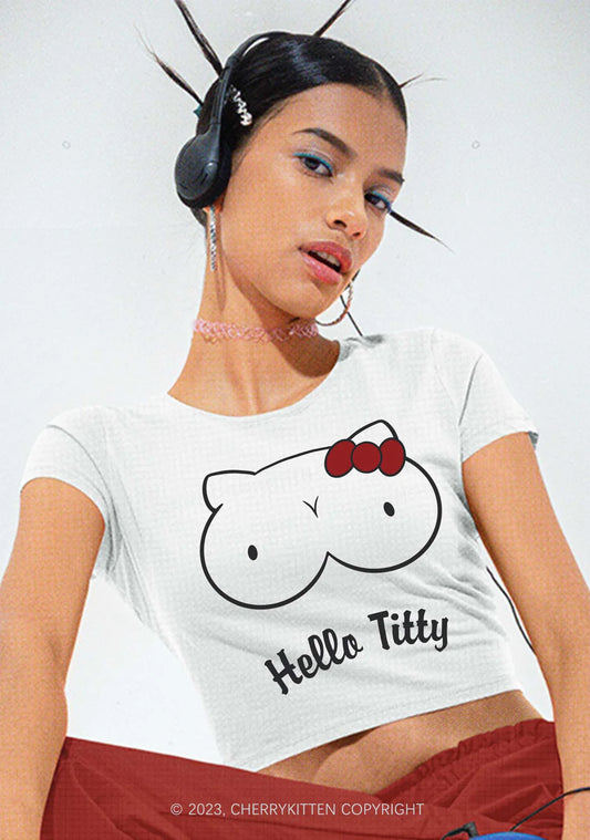 meisje met een wit hello kitty shirt, ravewear