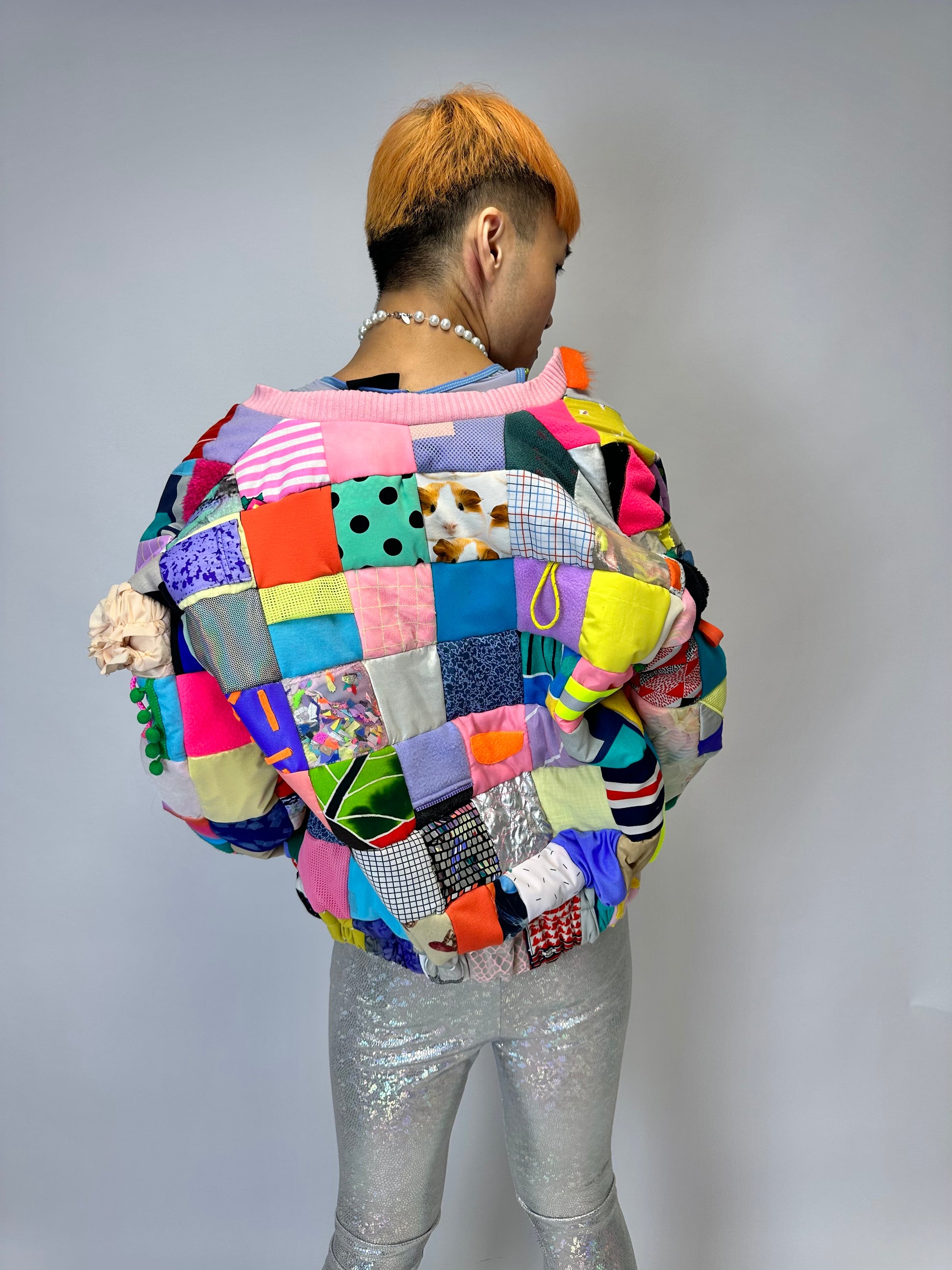 kleurrijke bomber, rave bomber, patchwork bomber, festival jas, performance jas, performance wear, party outfit, milkshake festival outfit