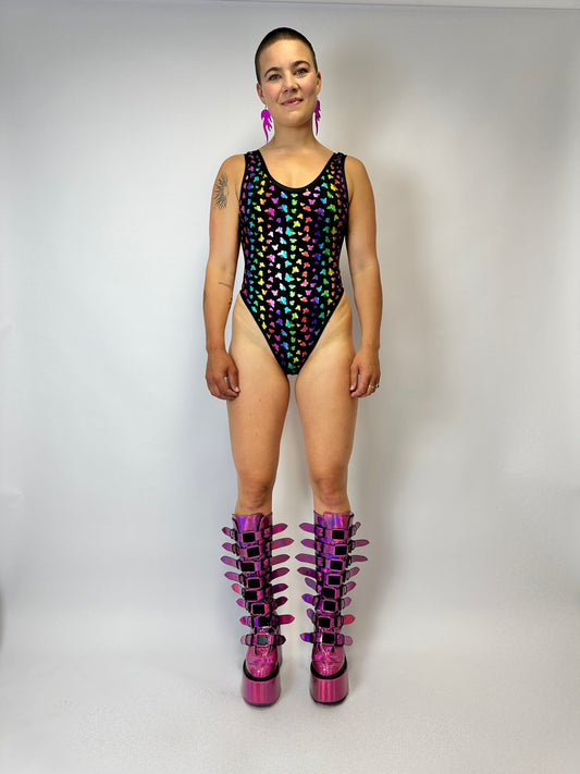 holografische body, body met vlinders, regenboog body, pride body, festival body, festival outfit, party outfit, regenboog kleding