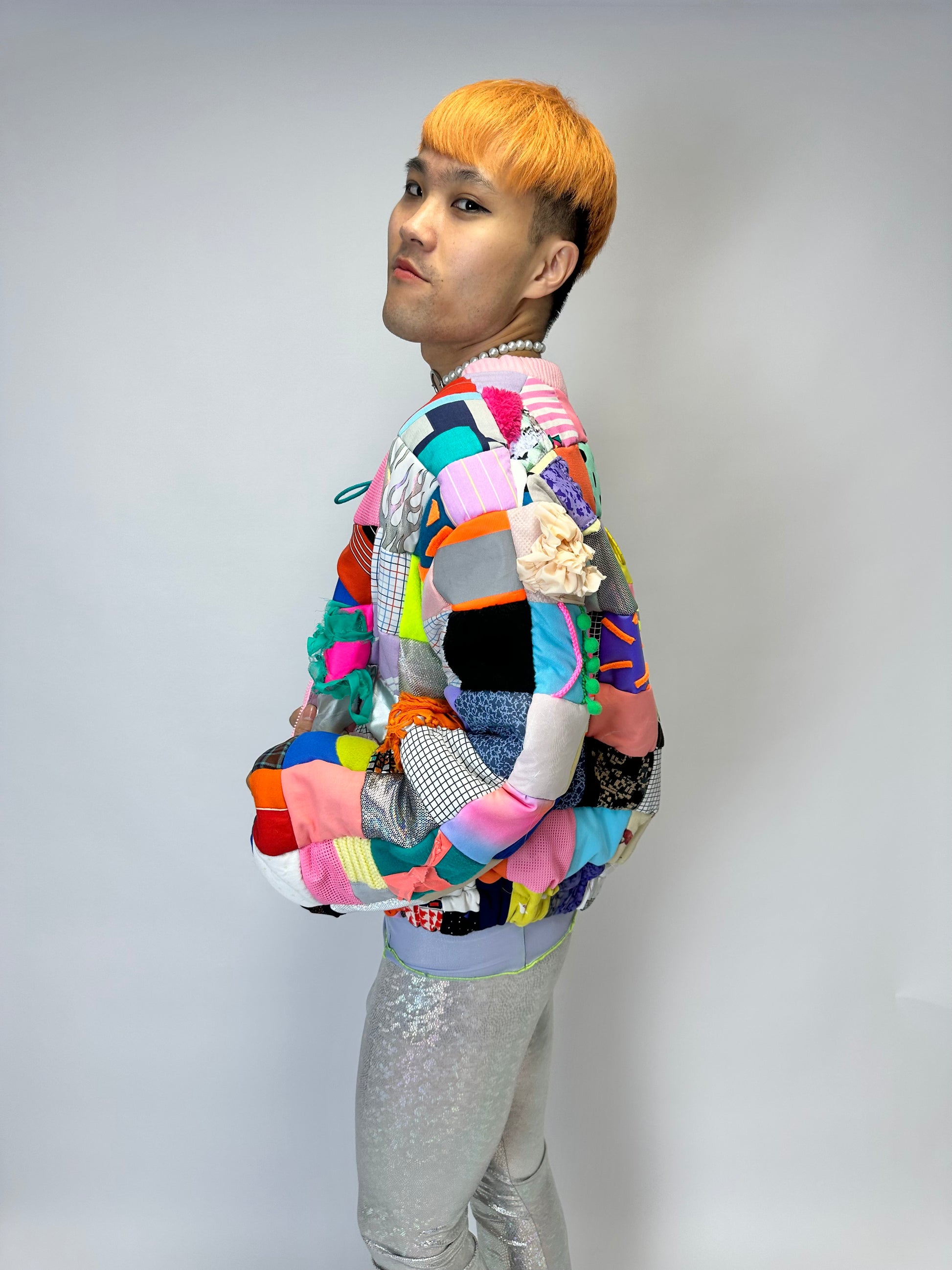 festival bomber, rave bomber, kleurrijke festival outfit, milkshake festival outfit, milkshake festival jas, kleuren bomber, party jas