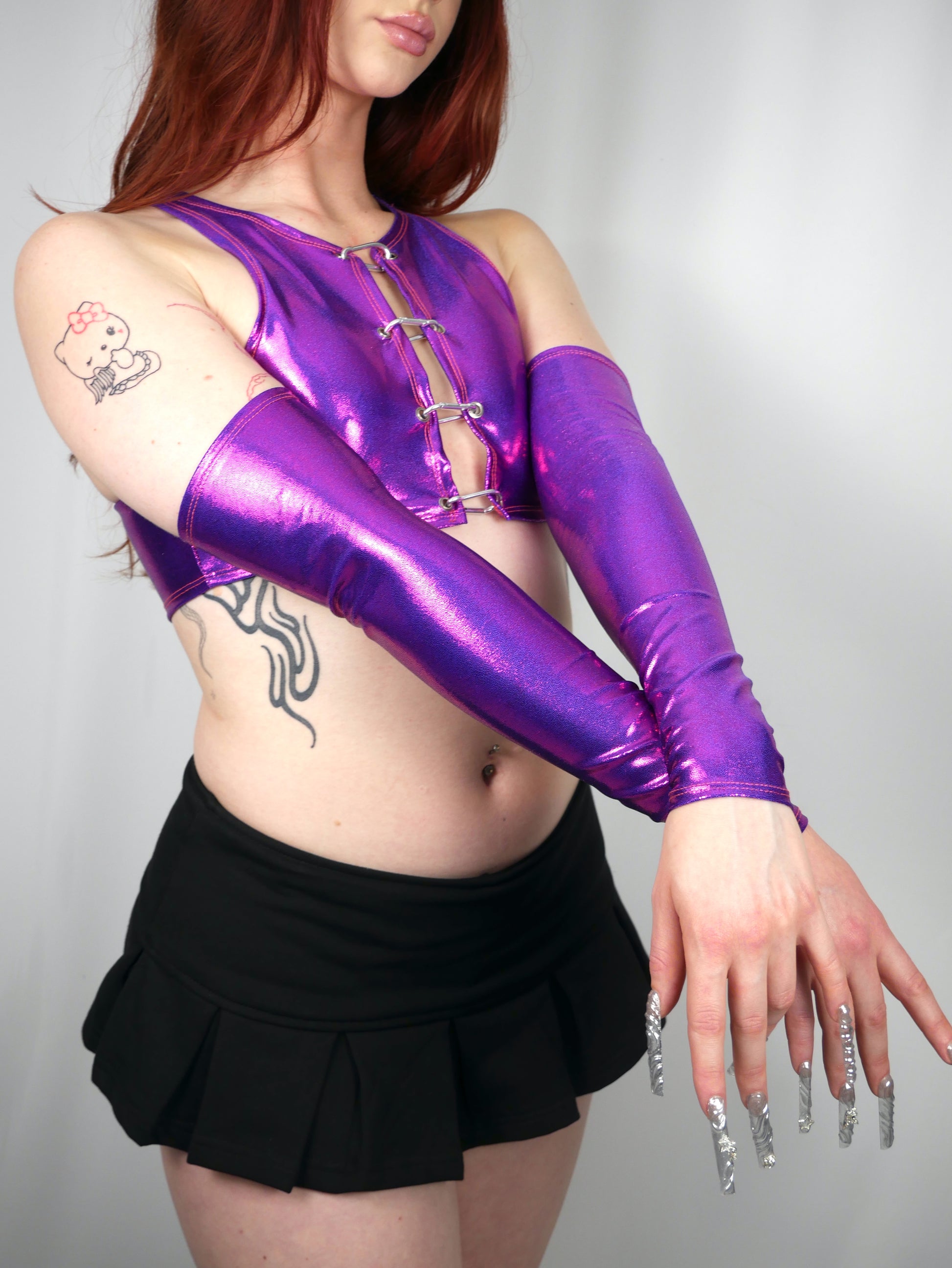 meisje mat paarse glans karabijnen top en mouwen