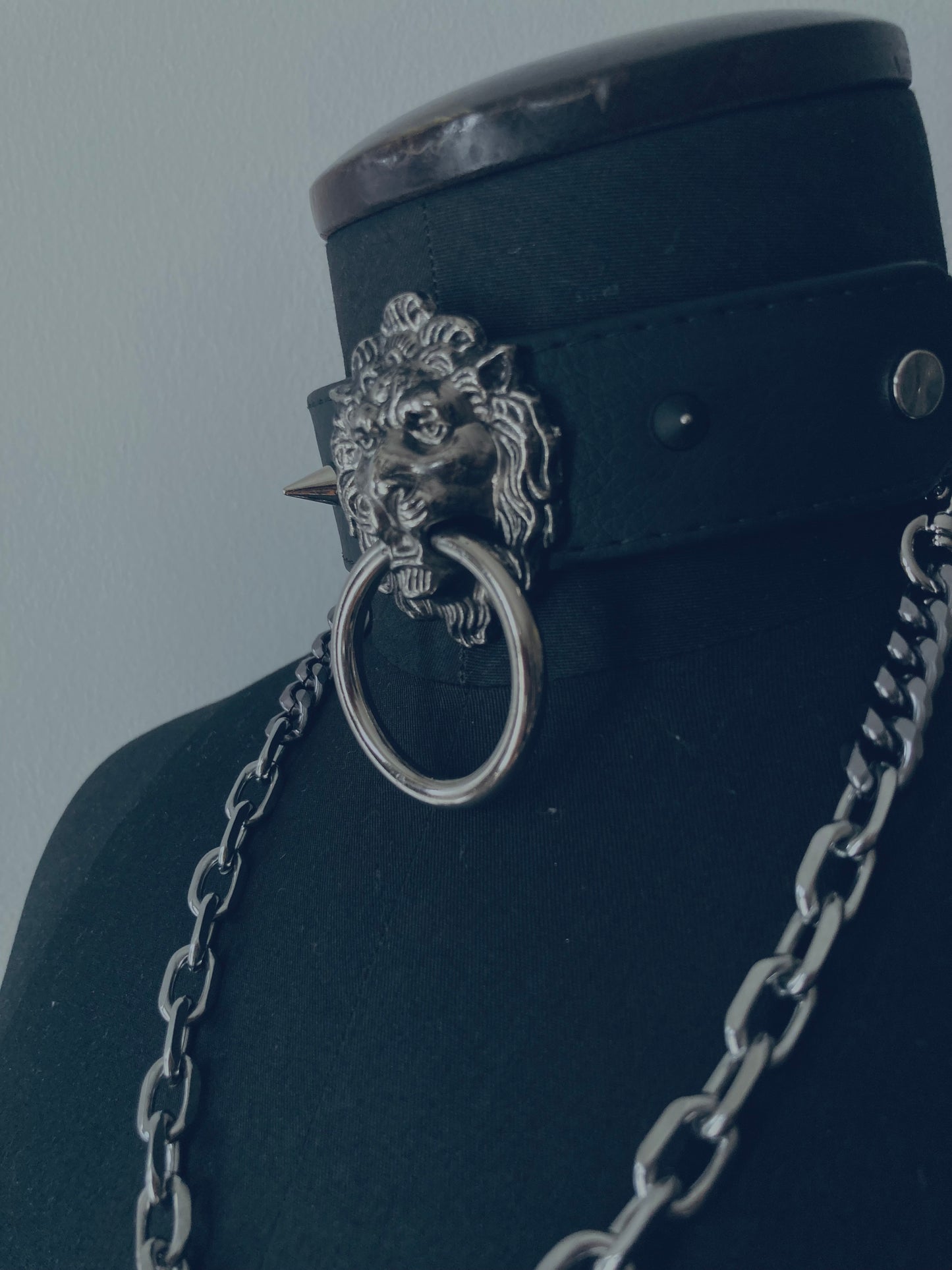 zijkant van leren choker met leeuwenkop, spikes en metalen chain