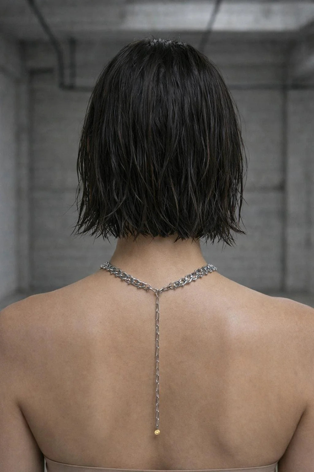 vrouw met roestvrij stalen rave ketting chain