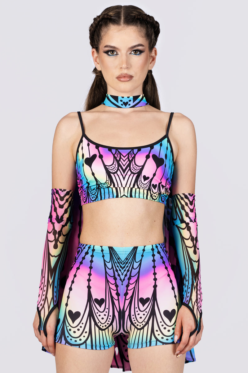 voorkant van vrouw met pastel regenboog set inclusief vleugels