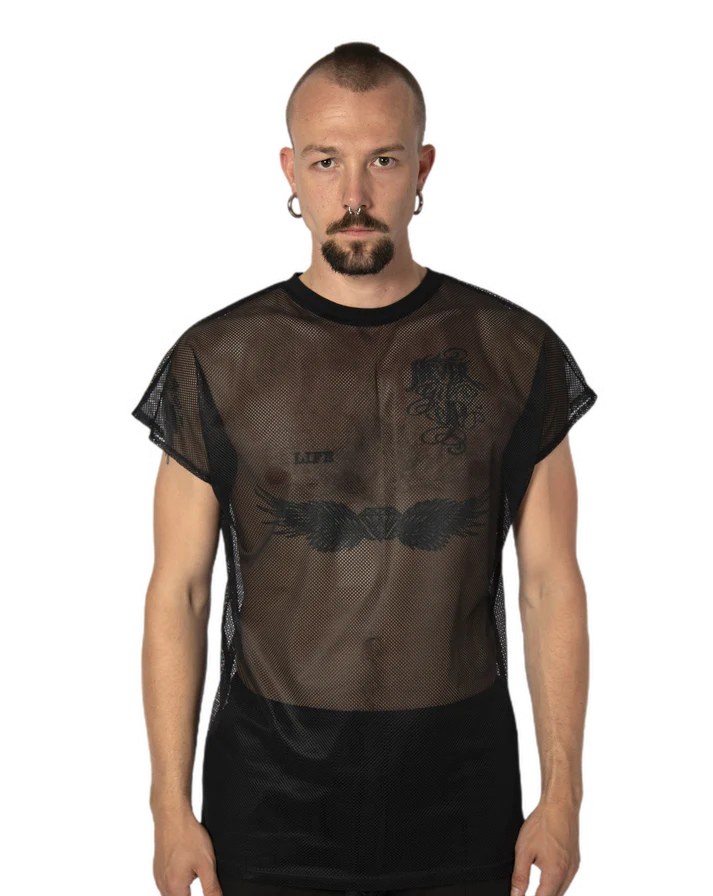 man met fishnet shirt van obectra, techno outfit