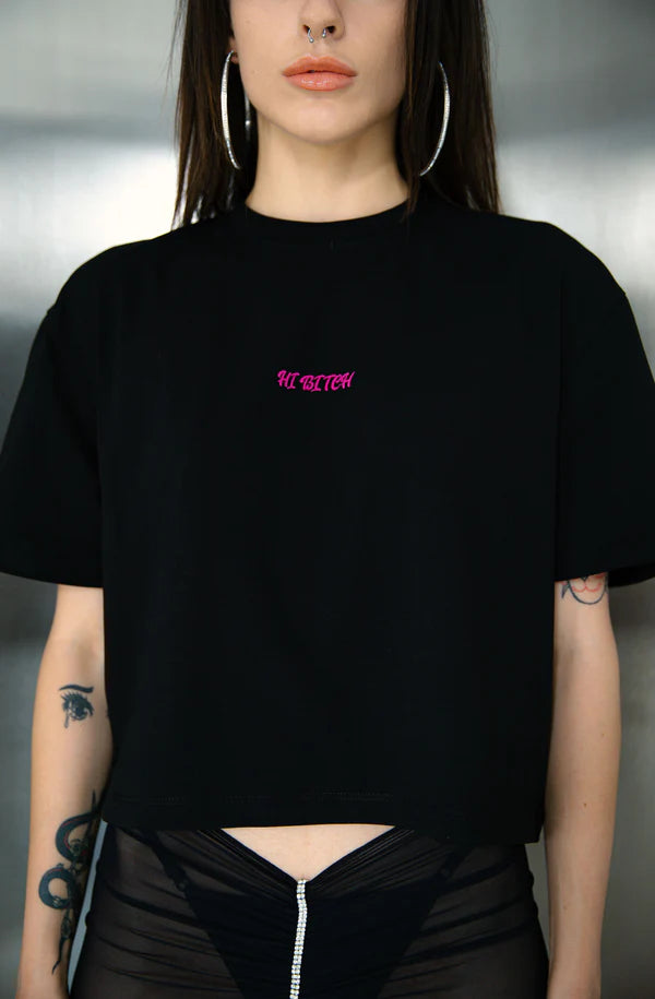 persoon met cropped hi bitch tshirt