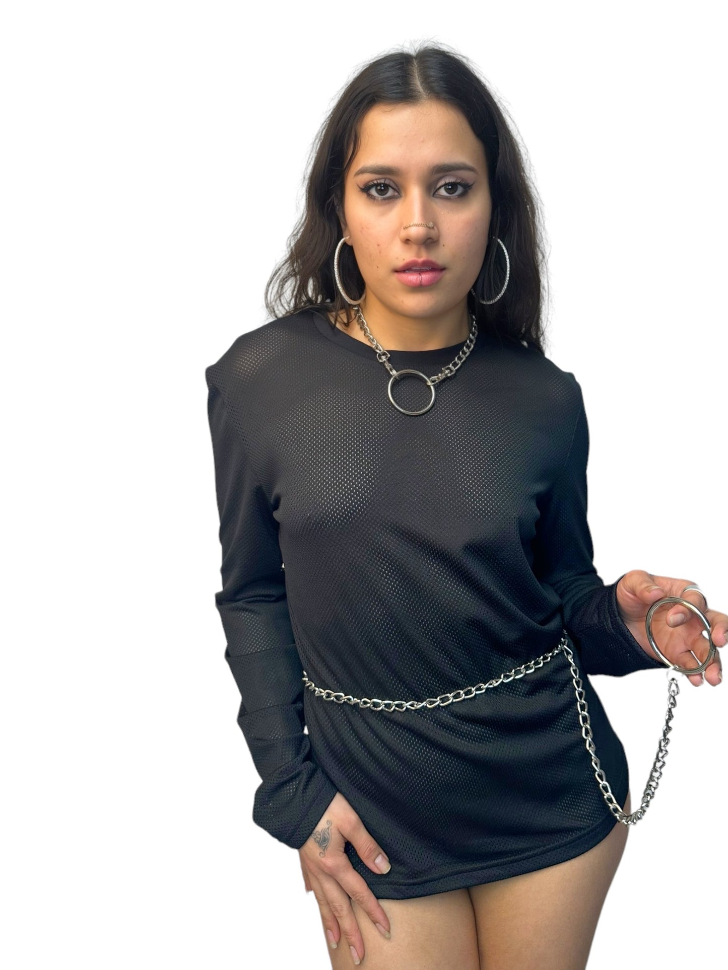 meisje met zilverkleurige ketting riem, techno outfit