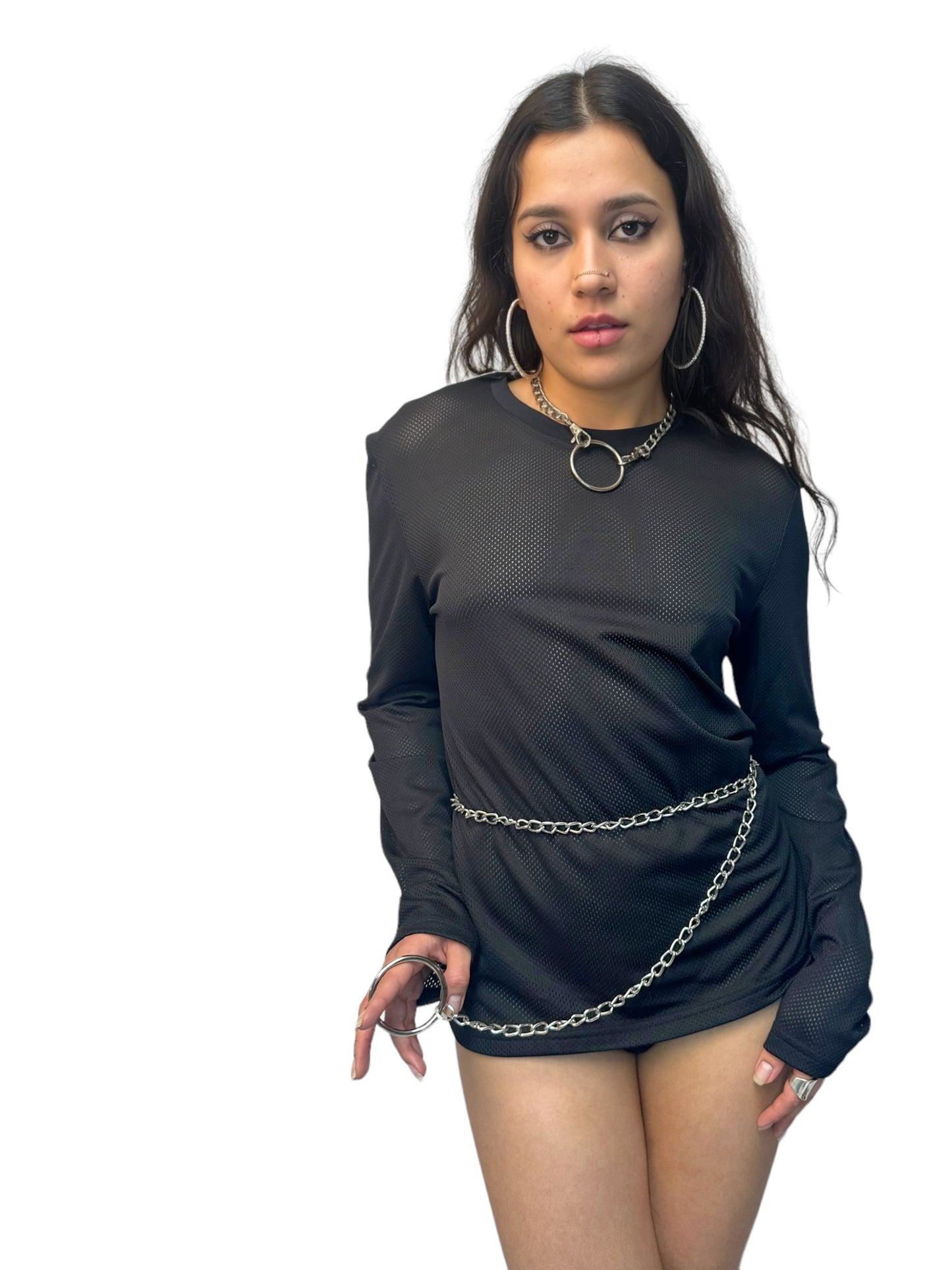 meisje met chain rave riem, techno outfit