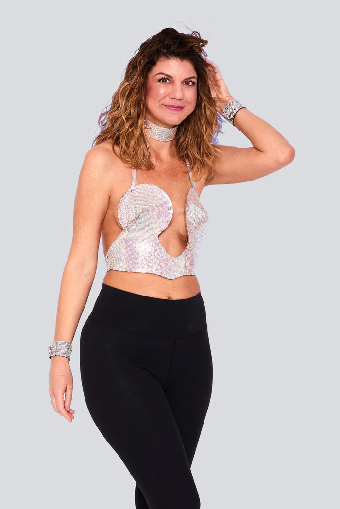 vrouw met legging en opalen kristallen bh