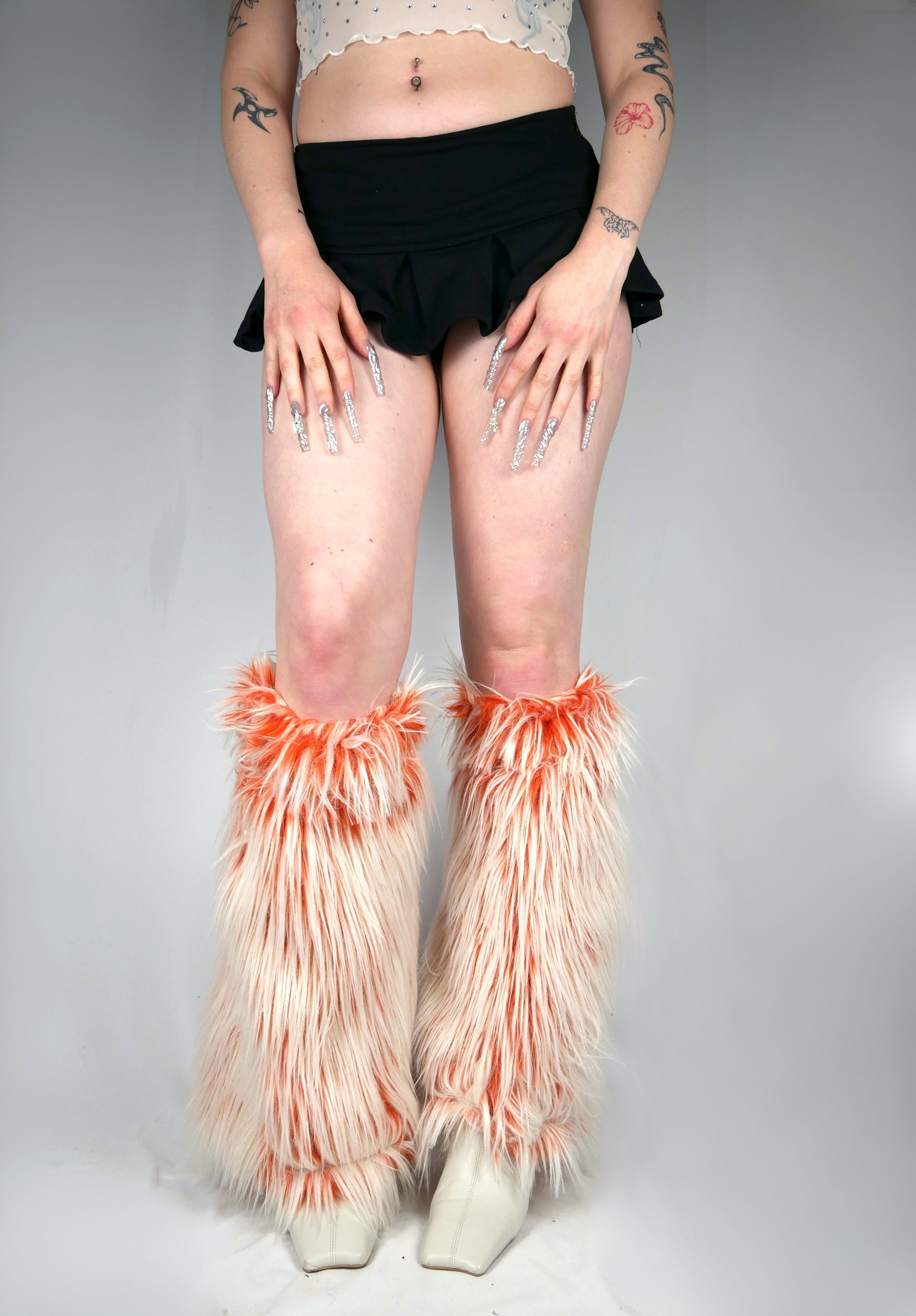 close up van oranje fluffy beenwarmers